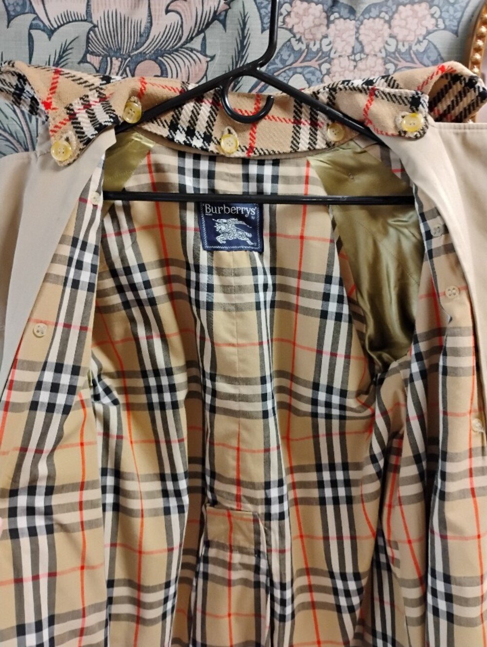 Vintage Burberry Classic Beige Trench Coat with Plaid Lining - Picture 6 of 15